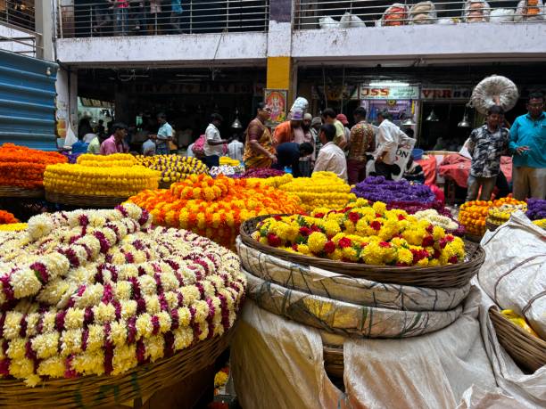 벵갈루루의 kr 시장에서 사람과 꽃의 독점적인 하루 사진 - india bangalore flower business 뉴스 사진 이미지