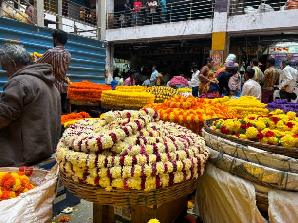 exclusive day shots of people and flowers in kr market in bengaluru - india bangalore flower business imagens e fotografias de stock