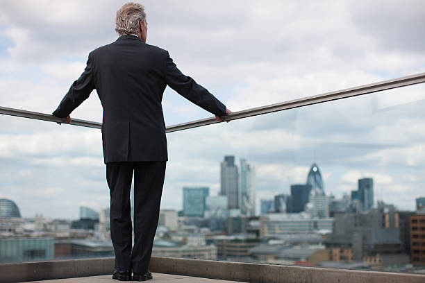 homme d'affaires, debout sur la ville, balcon - rear view businessman thinking men photos et images de collection