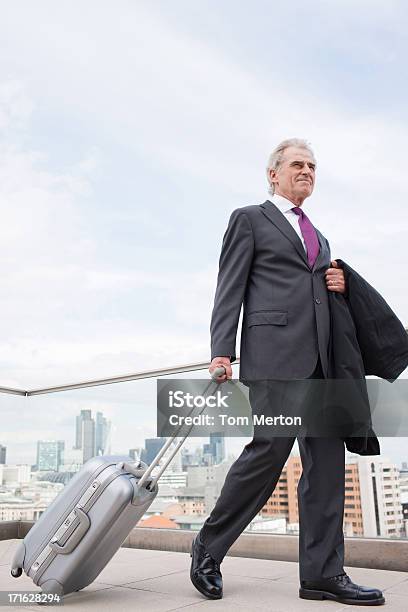 Geschäftsmann Ziehen Gepäck Auf Urban Balkon Stockfoto und mehr Bilder von Männer - Männer, Seitenansicht, Rollkoffer