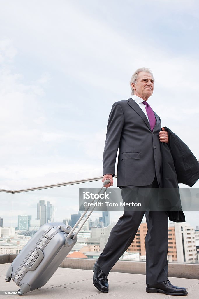 ビジネスマンお荷物にある都会のバルコニー - 横からの視点のロイヤリティフリーストックフォト