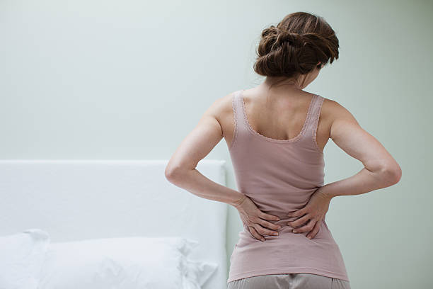 mulher esfregar dolorosa costas - back rear view pain backache imagens e fotografias de stock