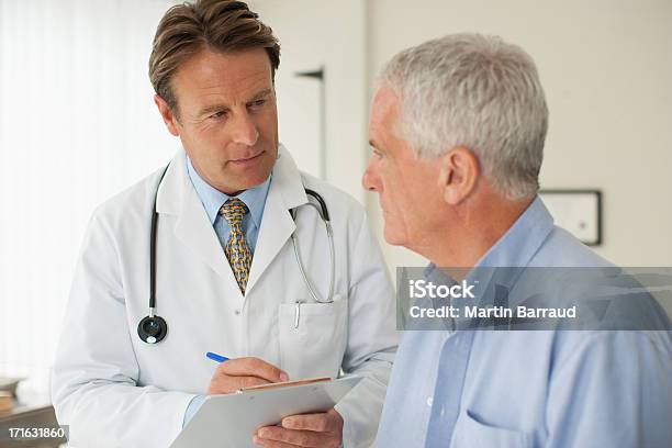 Médico Falando Com O Paciente Em Médico Gabinete - Fotografias de stock e mais imagens de Doutor - Doutor, Paciente, Terceira idade