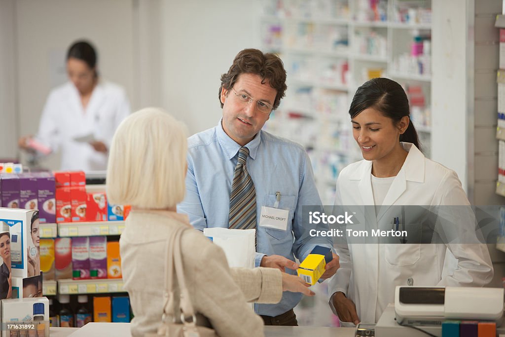 Фармацевтическим работникам ответы на вопросы клиента, in drug store - Стоковые фото Аптека роялти-фри