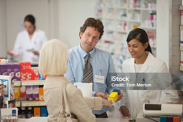 Фармацевтическим Работникам Ответы На Вопросы Клиента In Drug Store — стоковые фотографии и другие картинки Аптека