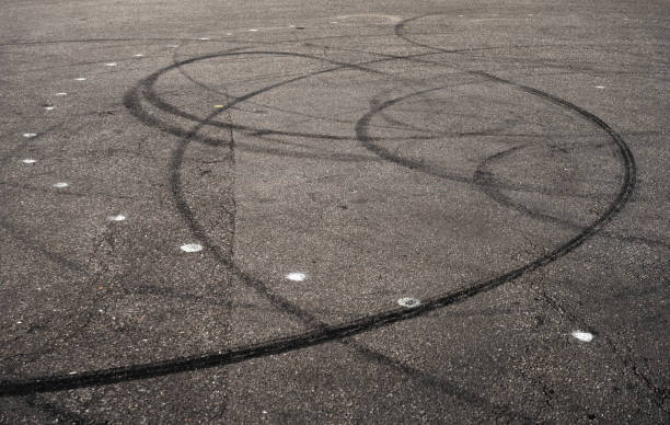 marcas de deslizamiento en la superficie de una carretera - street racing fotografías e imágenes de stock