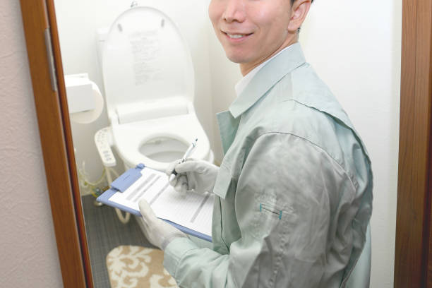 trabajador asiático inspeccionando un baño residencial - drain sink water pipe bathroom fotografías e imágenes de stock