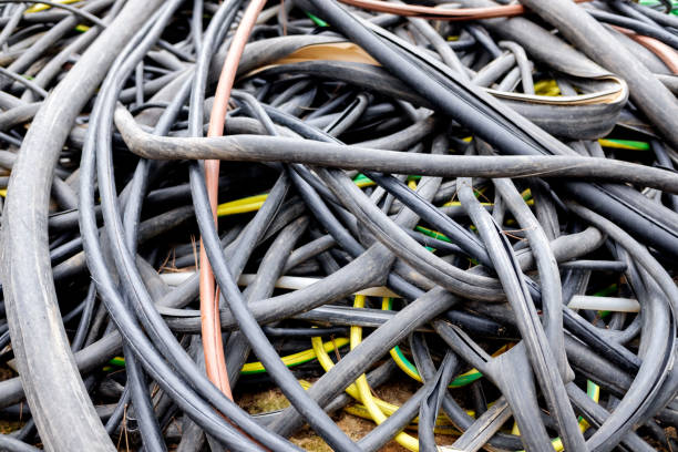 invólucros externos de cabos elétricos de pvc, abandonados e descartados, prontos para reciclagem. - tube messy dirty stack - fotografias e filmes do acervo