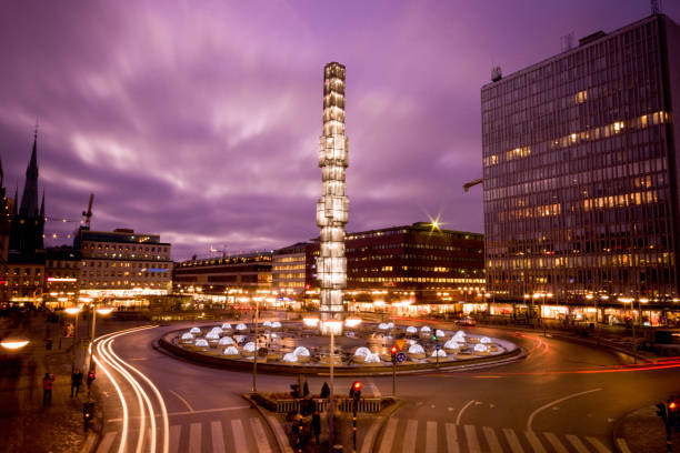 Praça Sergels Torg ao entardecer com trilhas leves, Estocolmo, Suécia - foto de acervo