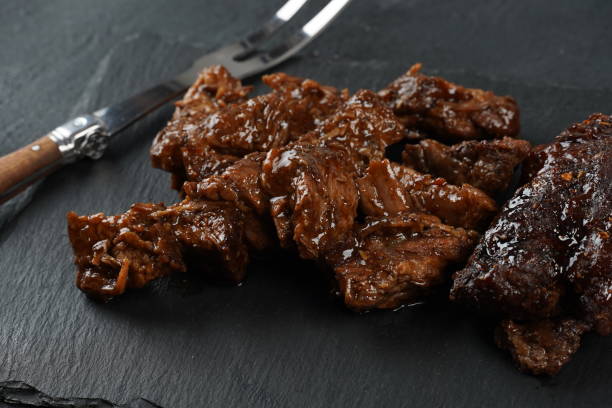 dadolata di manzo in salsa barbecue. stile rustico - pot roast braising steak stew foto e immagini stock