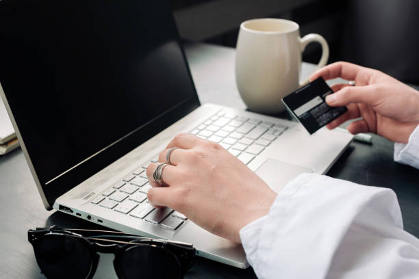 Elegantly poised, a woman's hands gracefully utilize a laptop and credit card for seamless online shopping, epitomizing the essence of modern e-commerce. Online shopping concept elegantemente equilibradas, las manos de una mujer utilizan con gracia una computadora portátil y una tarjeta de crédito para realizar compras en línea sin problemas, personificando la esencia del comercio electrónico moderno. concepto de compra en lí