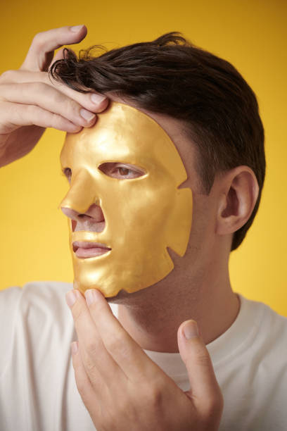 pria menerapkan masker wajah hidrogel - hydrogel mask potret stok, foto, & gambar bebas royalti