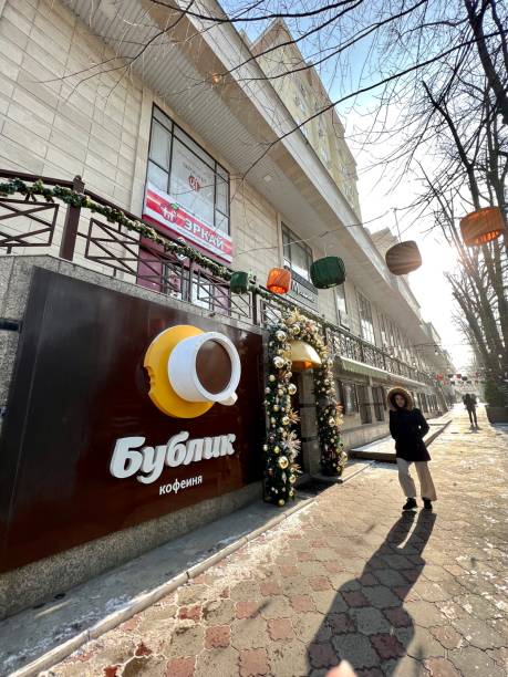"베이글"이라는 카페가 크리스마스, 비슈케크, 키르기스스탄을 장식했습니다 - mobilestock restaurant christmas decoration 뉴스 사진 이미지