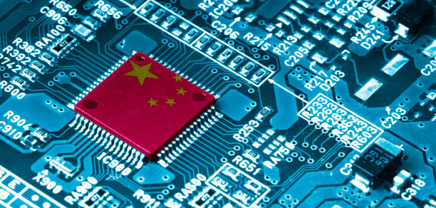 schermo di stampa della bandiera della cina sul processore microchip sulla scheda elettronica per componente importante nello smartphone del computer, la cina è la più grande produzione principale nel mondo del concetto di catena di approvvigionamento gl - last opportunity emotional stress green foto e immagini stock