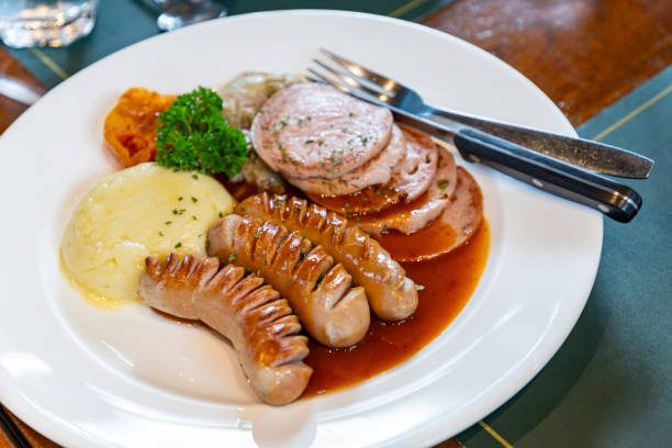 este prato de salsicha alemã é delicioso. - german culture salad prepared potato bratwurst - fotografias e filmes do acervo