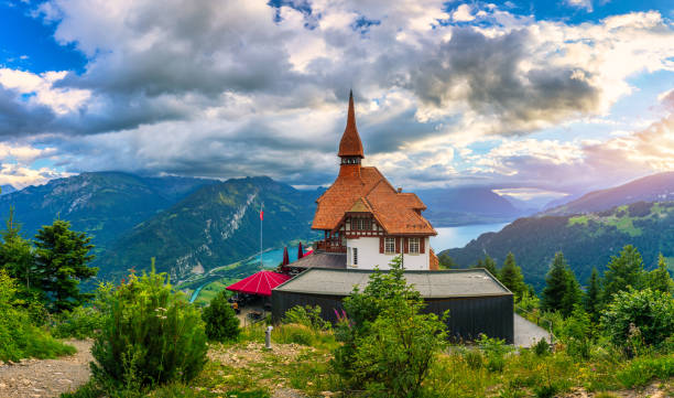 schöne spitze des harder kulm im schweizer interlaken im sommersonnenuntergang. türkisfarbener thunersee und brienzersee im hintergrund. atemberaubende landschaft auf dem harder kulm über interlaken. berner oberland, schweiz - bernese oberland thun oberland panoramic stock-fotos und bilder