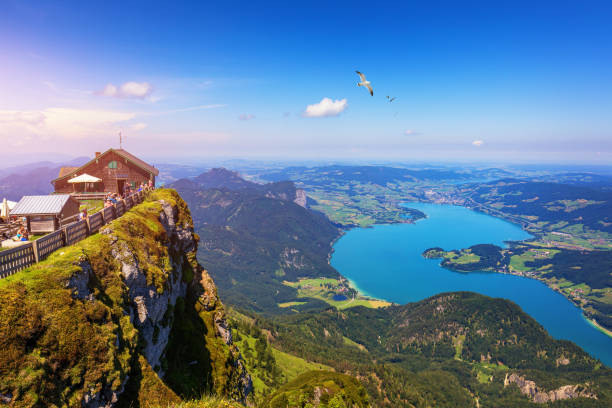 schafberges aufgenommen, mountain landscape in salzkammergut, upper austria. view from schafberg peak to mondsee, austria. himmelspforte schafberg in austria, between mondsee and wolfgangsee lakes. - lake amadeus stock-fotos und bilder