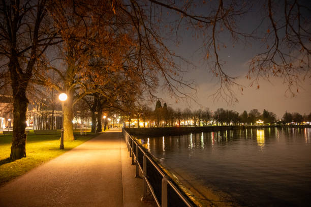 paseo junto al lago - seepromenade fotografías e imágenes de stock