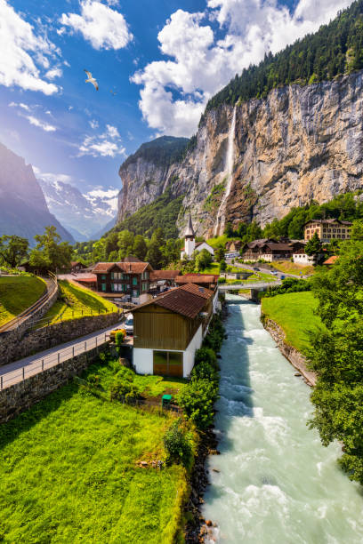 удивительный летний пейзаж туристической альпийской деревни лаутербруннен со знаменитой церковью и водопадом штауббах. местонахождение:  - staubbach falls стоковые фото и изображения