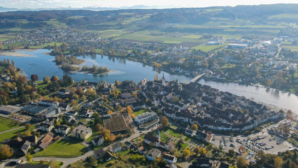 istock Stadt am Fluss 1717050883
