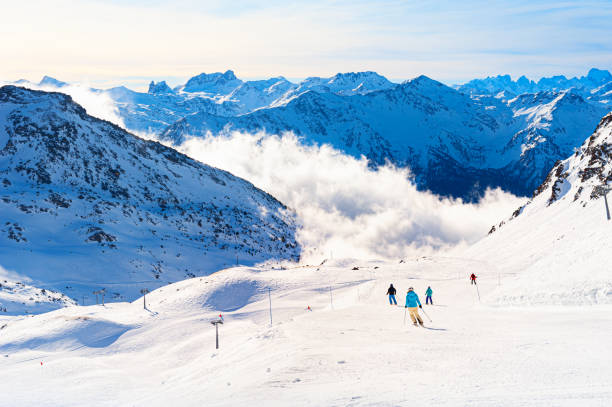 station de ski en hiver alpes montagnes, france. vue sur les pistes de ski et les montagnes - val thorens white snow winter photos et images de collection