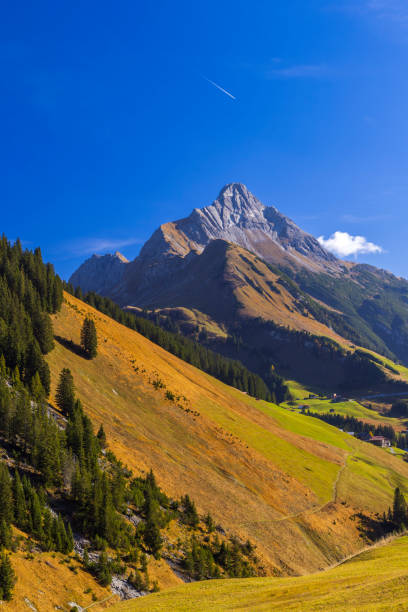 paesaggi vicino a kalbelesee, hochtann mountain pass, warth, vorarlberg, austria - kalbelesee foto e immagini stock