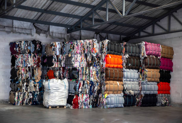 hałda prasowanych kolorowych odpadów tekstylnych pakowanych w bele w magazynie - textile textile industry warehouse store zdjęcia i obrazy z banku zdjęć