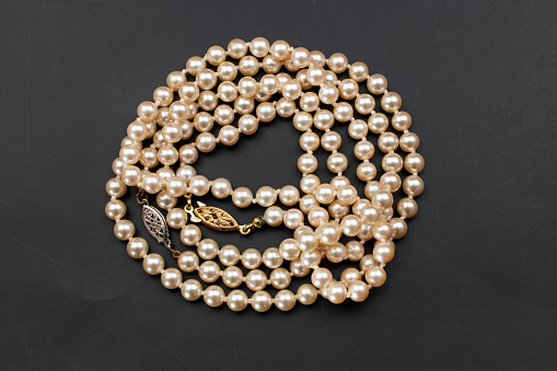 Capture timeless elegance with our unique retro pearl necklace, a stunning piece that embodies the vintage jewelry concept. Don't miss our promotional photo – a glimpse into a world of classic beauty.