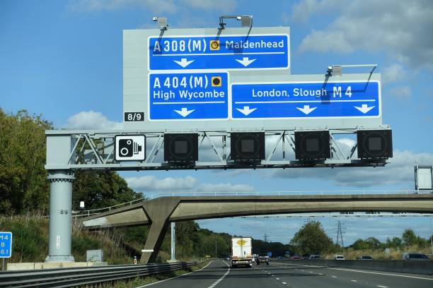 überkopfschilder auf der autobahn m4 in der nähe von maidenhead - overhead gantry sign stock-fotos und bilder