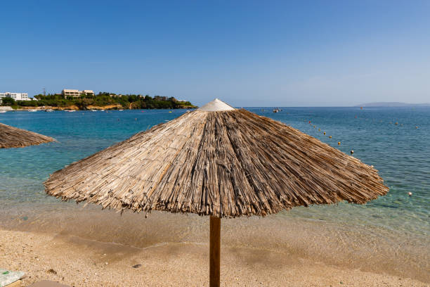 курортный зонтик на пляже. - 2677 стоковые фото и изображения