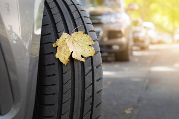 fahrsicherheit auf sommerreifen. herbst- und wintersaison und reifenwechsel. - skidding car tire rain stock-fotos und bilder