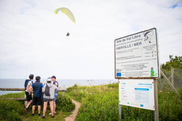 오마하 해변의 패러글라이딩 장소, 스포츠를 관람하는 사람들. - omaha beach sign normandy beach 뉴스 사진 이미지
