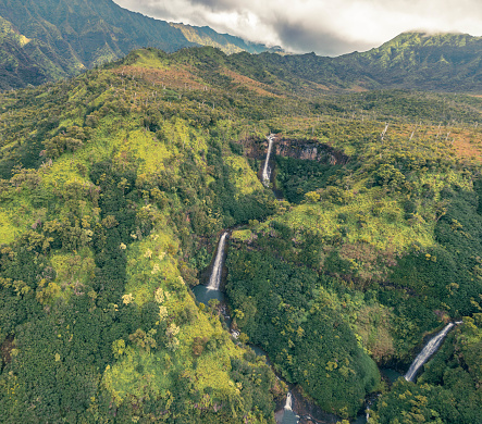 Múltiples cascadas naturales creadas por las lluvias diarias que alimentan el Waimea Canon de Kauai photo