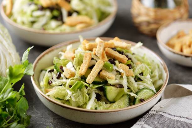 きゅうり、ねぎ、黒豆、クルトンのヘルシーな白菜サラダ - タケノコ白菜 ストックフォトと画像