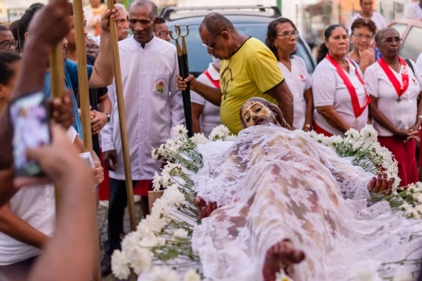 imagen del muerto se ve durante la procesión de la pasión de cristo en la ciudad de valença, bahía. - christs fotografías e imágenes de stock