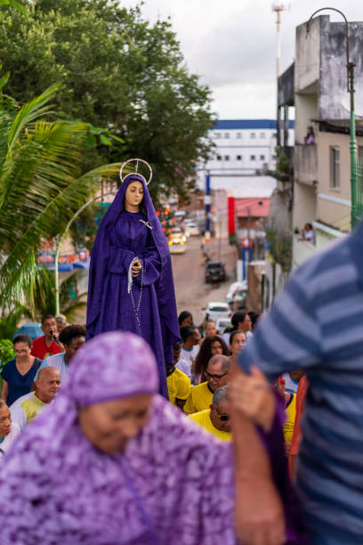 imagen de maría, madre de jesús, siendo llevada por los creyentes durante la procesión de la pasión de cristo en la ciudad de valença, bahía. - christs fotografías e imágenes de stock