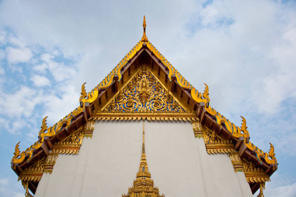 wat phra kaew auf dem gelände des royal grand palace, bangkok, thailand - gable end stock-fotos und bilder