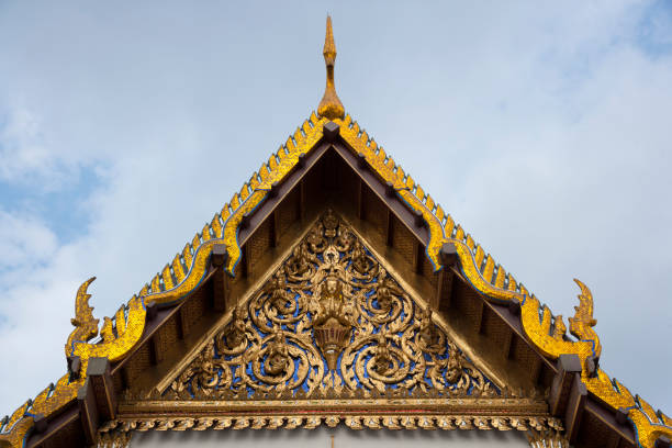 wat phra kaew auf dem gelände des royal grand palace, bangkok, thailand - gable end stock-fotos und bilder