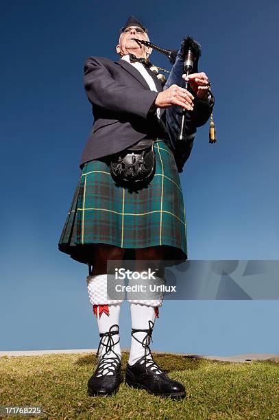 Senior Highlander Con Kilt E Riproduzione Di Cornamusa - Fotografie stock e altre immagini di Angolo - Forma