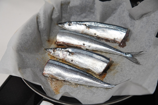 How to fry saury in a frying pan