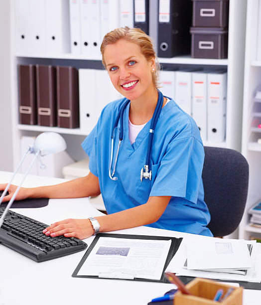医療、フレンドリーな笑顔で医者のオフィス - female nurse 写真 ストックフォトと画像