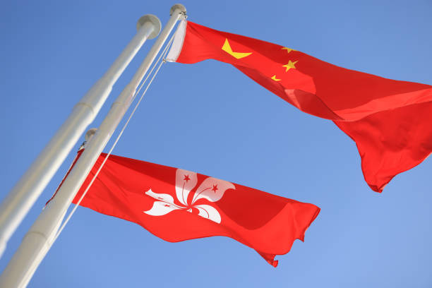 drapeau de la chine et de hong kong contre clean sky - clear sky hong kong island hong kong china photos et images de collection