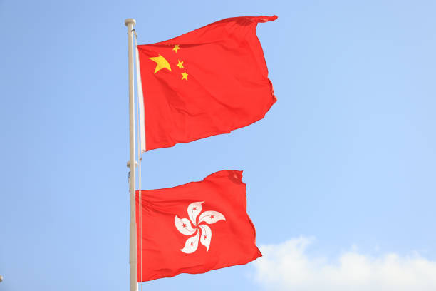 drapeau chinois et hongkongais mis en place lors de l’événement célébrant le 74e anniversaire de la fête nationale de la république populaire de chine dans un ciel bleu - clear sky hong kong island hong kong china photos et images de collection