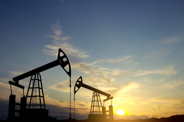 oil industry concept - derrick crane drilling rig well sky imagens e fotografias de stock