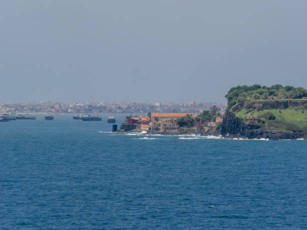 forte dell'isola di goree, dakar, senegal. l'isola di goree era il sito di uno dei primi insediamenti europei nell'africa occidentale. - senegal dakar region slavery built structure foto e immagini stock