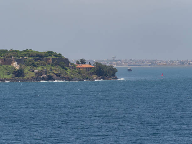forte dell'isola di goree, dakar, senegal. l'isola di goree era il sito di uno dei primi insediamenti europei nell'africa occidentale. - dakar region foto e immagini stock