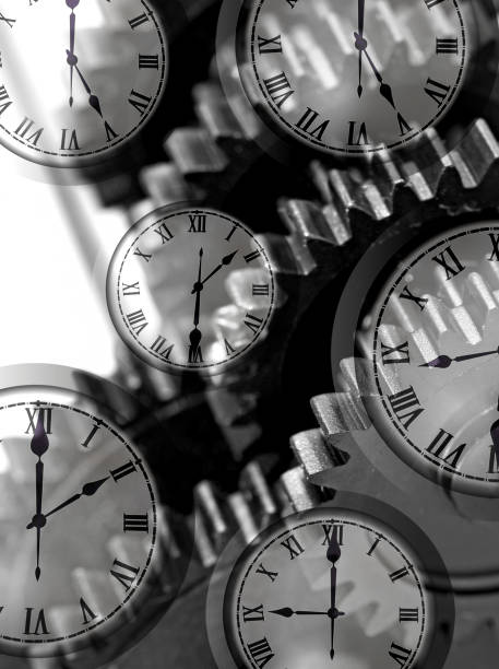 collage de nombreuses horloges montrant différentes heures et une image en gros plan des engrenages superposés - watchmaking photos et images de collection