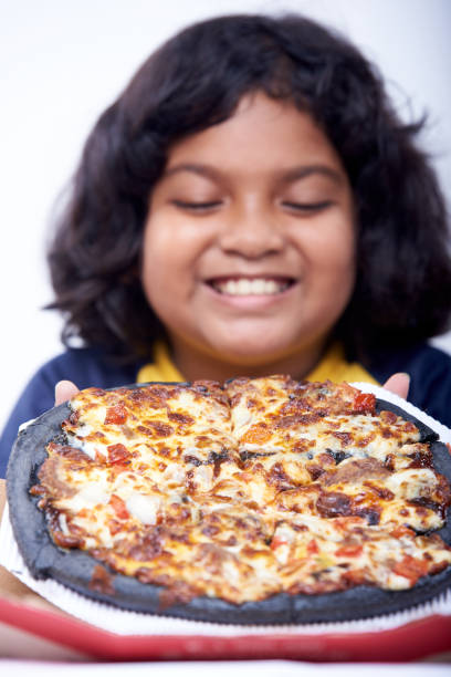 szczęśliwa dziewczynka trzyma pizzę - convenience food box humor zdjęcia i obrazy z banku zdjęć