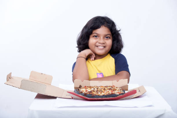 szczęśliwa dziewczynka trzyma pizzę - convenience food box humor zdjęcia i obrazy z banku zdjęć