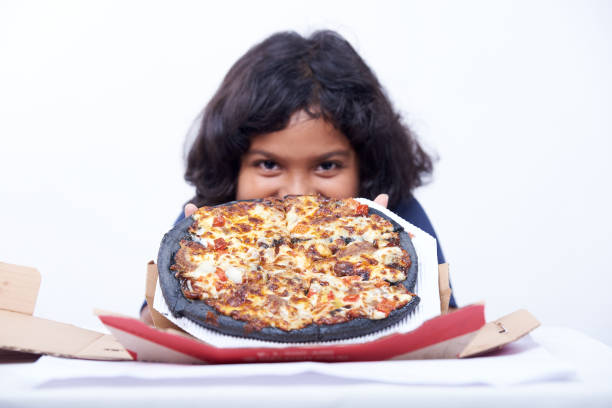 szczęśliwa dziewczynka trzyma pizzę - convenience food box humor zdjęcia i obrazy z banku zdjęć